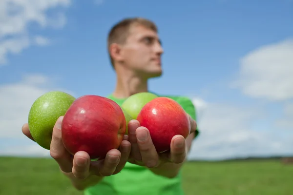 Apples in the hands of a guy — Stock Photo, Image