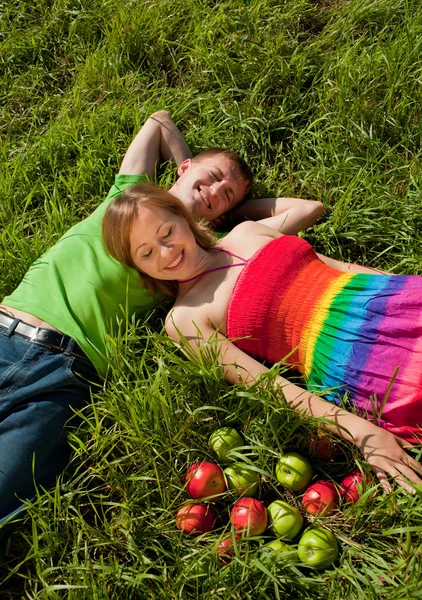 Casal deitado na grama e gosta — Fotografia de Stock