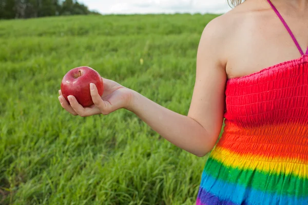 Рука девушки с яблоком — стоковое фото