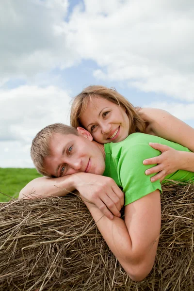 Пара молодых, лежащих на сене — стоковое фото