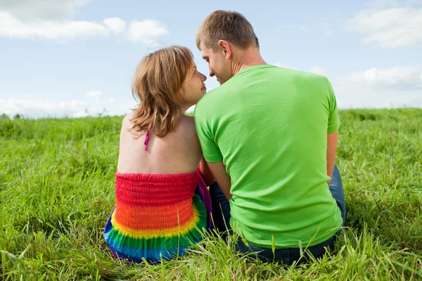 Couple on the grass looking at each other — Stock Photo, Image