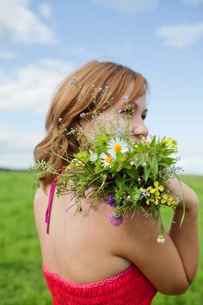 Menina com um buquê de flores silvestres — Fotografia de Stock