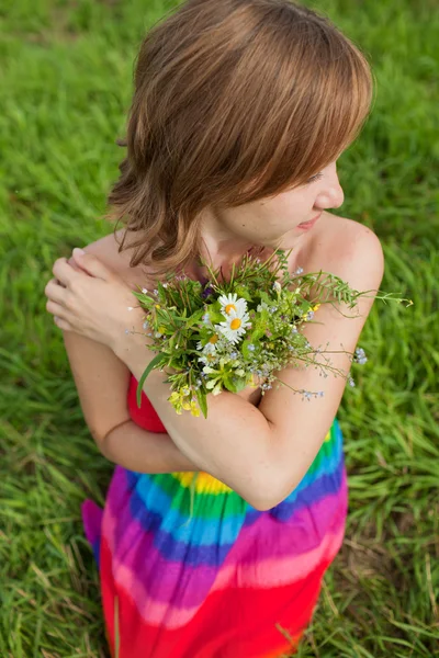Egy csokor virágot vad lány — Stock Fotó