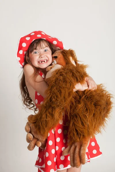 Девушка со своей любимой игрушкой — стоковое фото