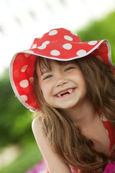 Flicka med tandlösa leende — Stockfoto