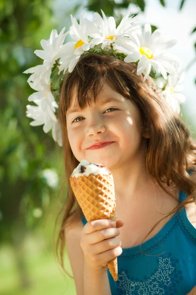 Fată care mănâncă înghețată — Fotografie, imagine de stoc