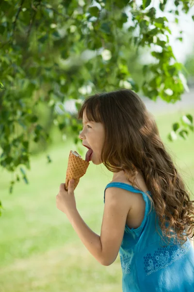 Girl eating ice cream — Stock Photo, Image