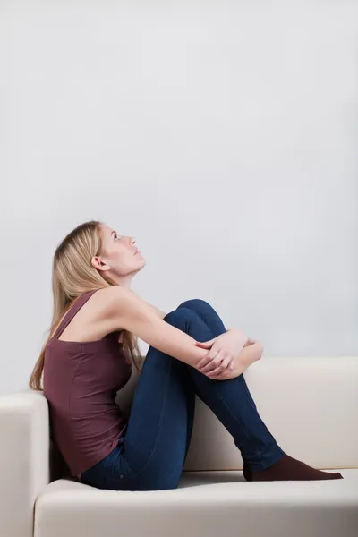 앉아있는 여자 — 스톡 사진