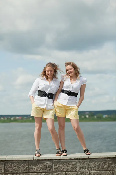 Девушки-близнецы — стоковое фото