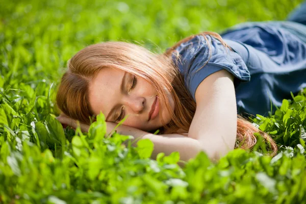 女孩躺在草地上，睡得香 — 图库照片