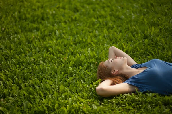 Menina deitada na grama e dormindo pacificamente — Fotografia de Stock