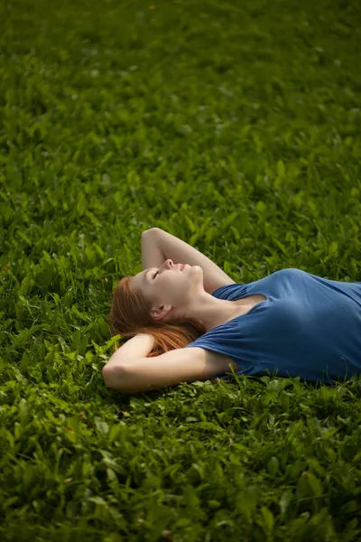 Lány feküdt a fűben, és békésen alszik — Stock Fotó