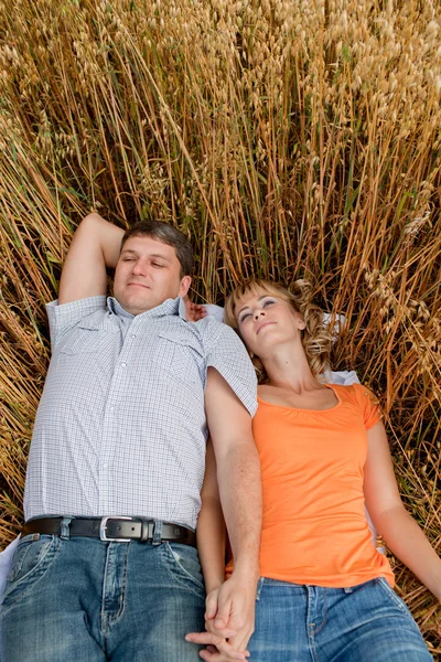 Couple outdoors — Stock Photo, Image
