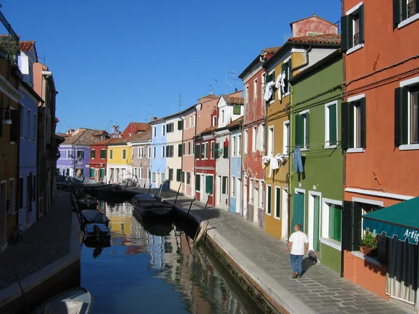 Красочные дома на острове Бурано в Венеции — стоковое фото