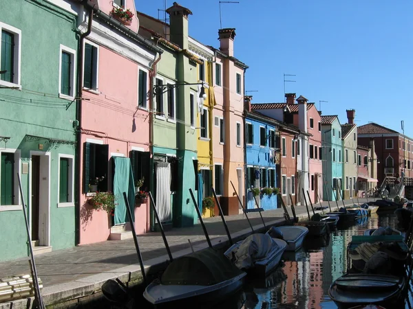 Ostrov Burano barevné domy v italských Benátkách — Stock fotografie