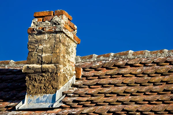 Старый кирпичный дымоход и крыша — стоковое фото
