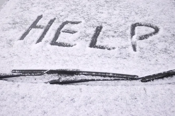Снігове покриття автомобіля вітрове скло — стокове фото