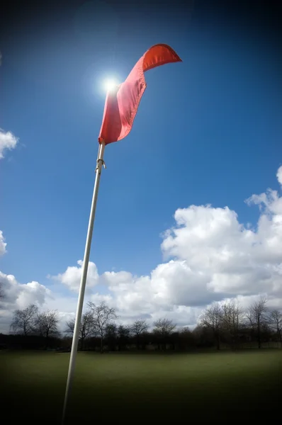 ゴルフ旗が風になびく — ストック写真