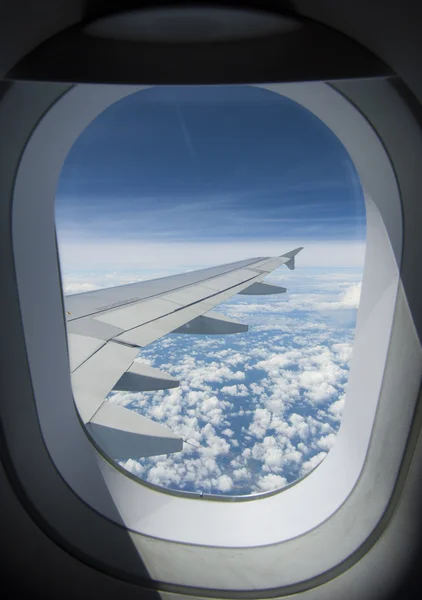 Prawe skrzydło widok z okna samolotu — Zdjęcie stockowe