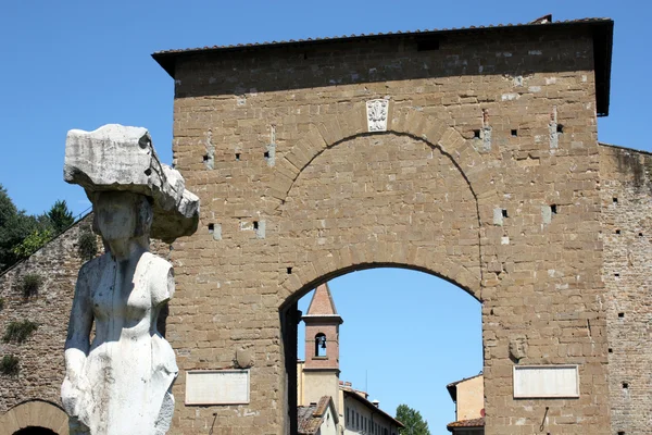 Porta Romana e statua a Fira 2 — стоковое фото
