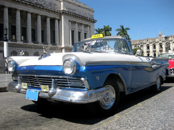 Сине-белый старенький автомобиль — стоковое фото
