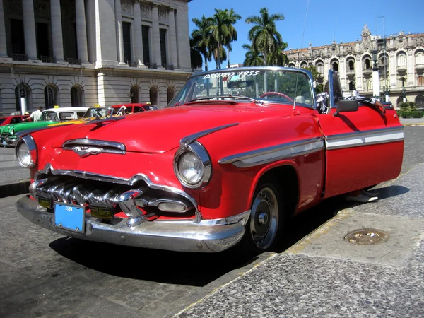 赤い古いカブリオ車 ロイヤリティフリーのストック画像