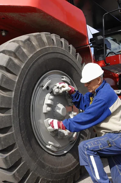 Mechanik a nákladní pneumatiky díla — Stock fotografie