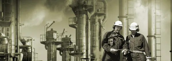 Trabalhadores do petróleo e indústria de refinaria — Fotografia de Stock