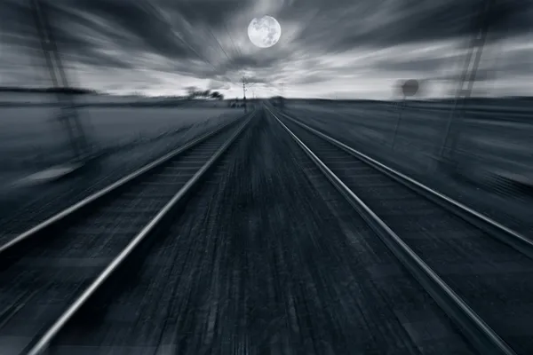 Einsame Bahngleise und Mondlicht — Stockfoto