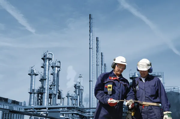 Olie werknemers en raffinaderij-industrie Rechtenvrije Stockfoto's