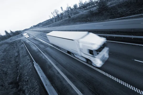 Vrachtwagen in snelle beweging — Stockfoto