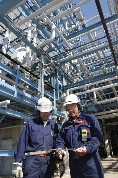 Нефтегазоперерабатывающий завод с работниками — стоковое фото