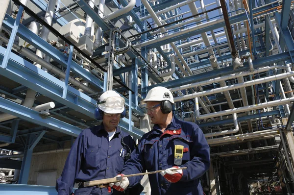 Ölarbeiter und Ingenieure — Stockfoto