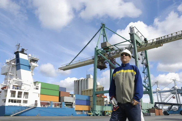 Port kapten och containerfartyg — Stockfoto