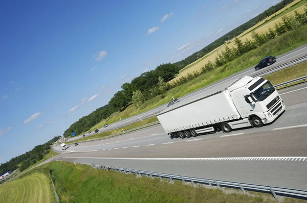 Транспорт грузовиков по автостраде — стоковое фото