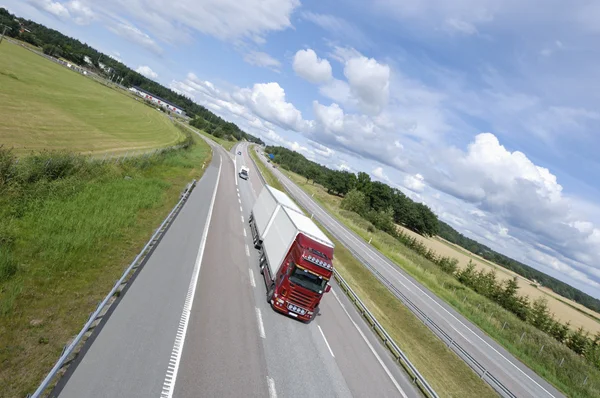 Lastbilstransporter på motorväg — Stockfoto