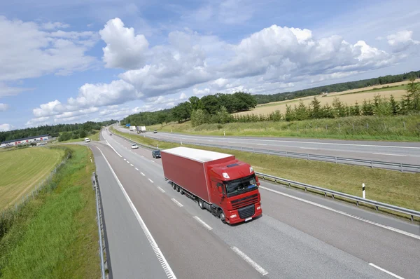 Lastbilstransporter på motorväg — Stockfoto