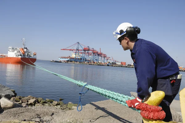 Arbetstagaren moring containerfartyg i hamn — Stockfoto