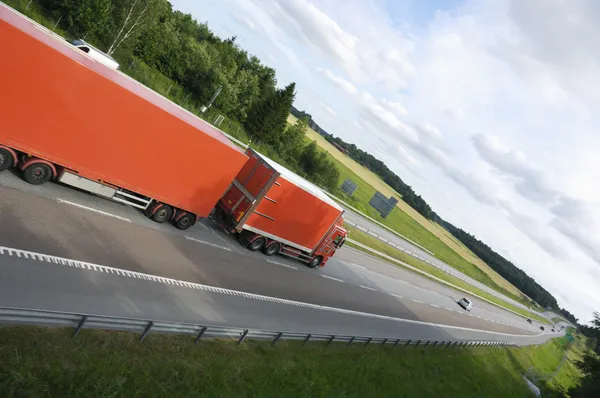 Transporte de camiões na auto-estrada — Fotografia de Stock
