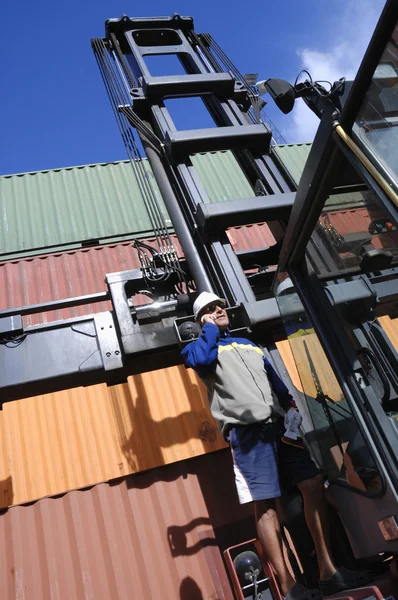 Arbetaren och container gaffeltruck — Stockfoto