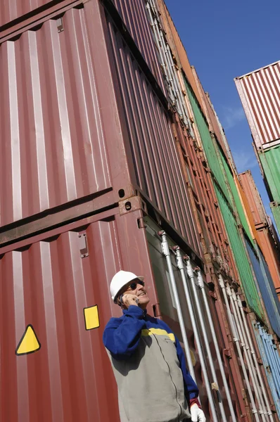 Trabalhador portuário e contentores — Fotografia de Stock