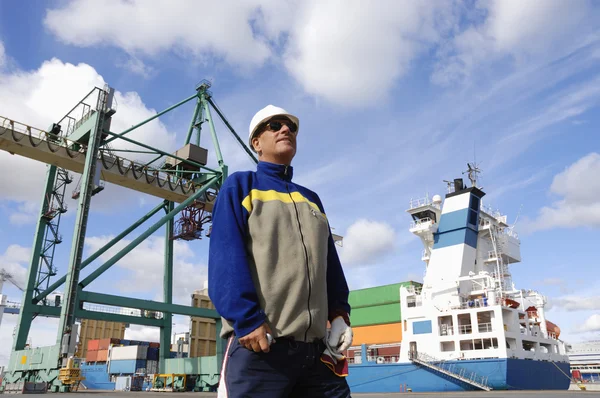 Dělník s lodí a kontejnery — Stock fotografie