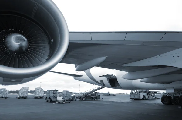 Jumbo jet a terra aeroporto — Foto Stock