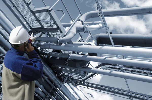 Engineer pointing at fuel pipelines — Stock Photo, Image