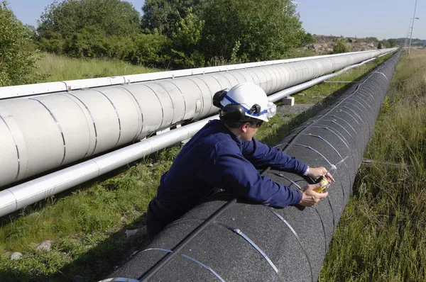 Ingenjör och jätte pipeline — Stockfoto
