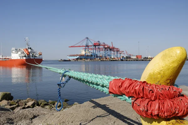 Navire porte-conteneurs amarré à l'extérieur du port — Photo