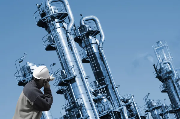Trabajador con torres de petróleo y combustible — Foto de Stock