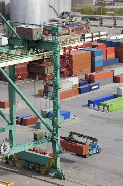 Container industrin och lastbilar — Stockfoto
