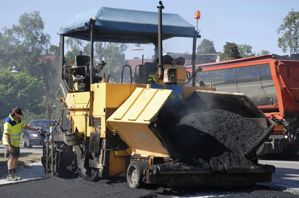 Asphalt paving and worker — Stock Photo, Image