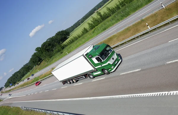 Ciężarówka na autostradzie — Zdjęcie stockowe